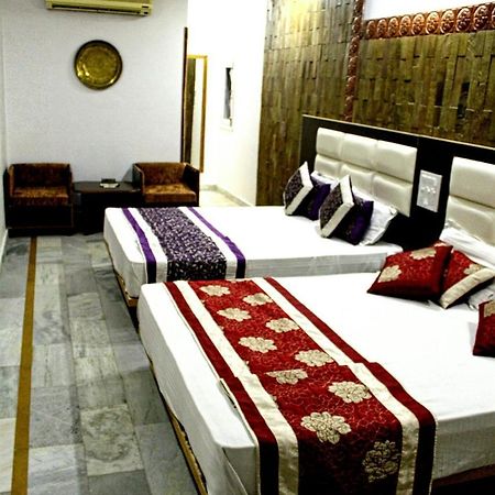 Kaveri Hotel And Restaurant Yamunānagar Buitenkant foto