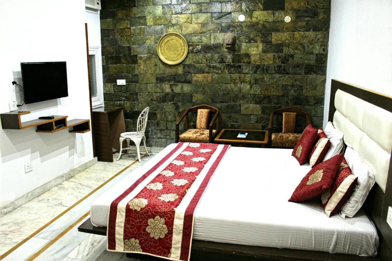 Kaveri Hotel And Restaurant Yamunānagar Buitenkant foto