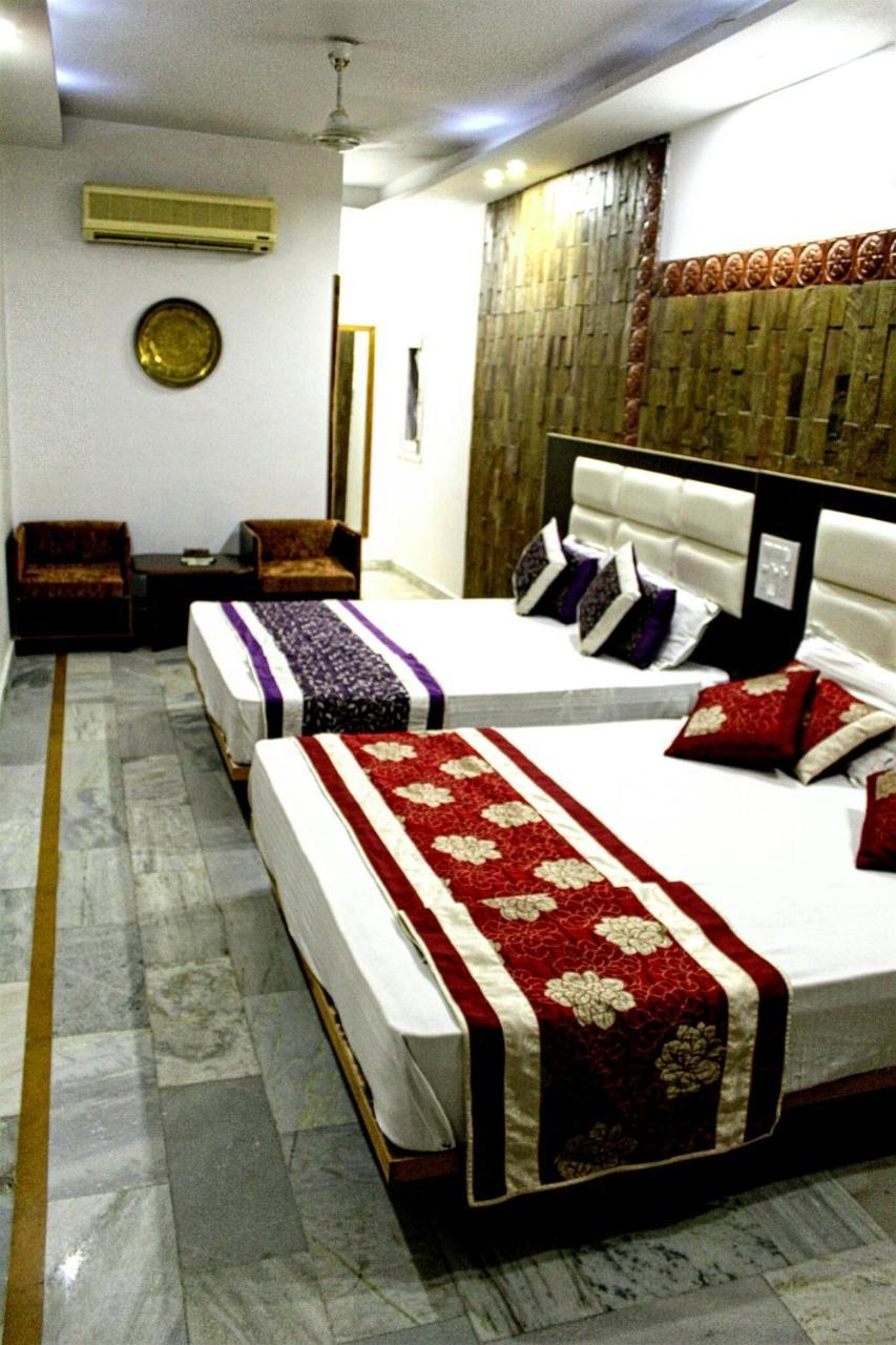 Kaveri Hotel And Restaurant Yamunānagar Buitenkant foto